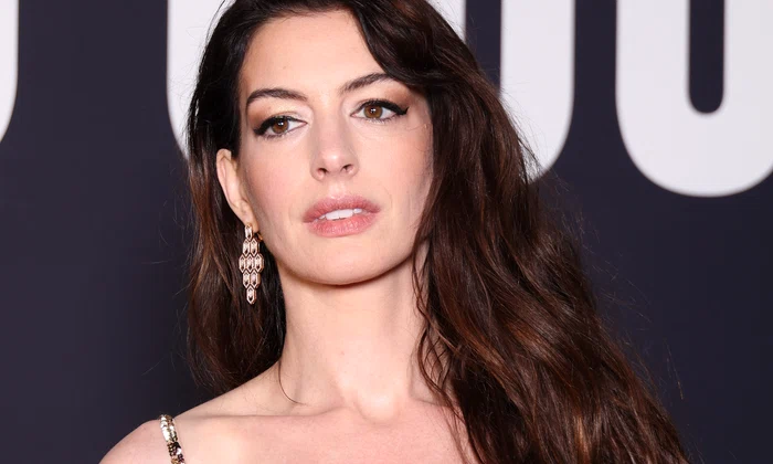 Anne Hathaway, superbă în Valentino, Getty (2) jpg