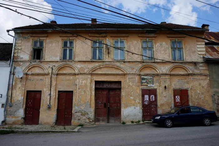 Una dintre construcţiile din Roşia Montană ce vor fi restaurate. Foto: adoptaocasa.ro