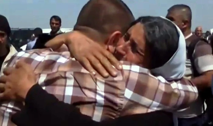 
    Ostaticii au fost eliberați de Statul Islamic după opt luni de captivitatecaptură: YouTube  