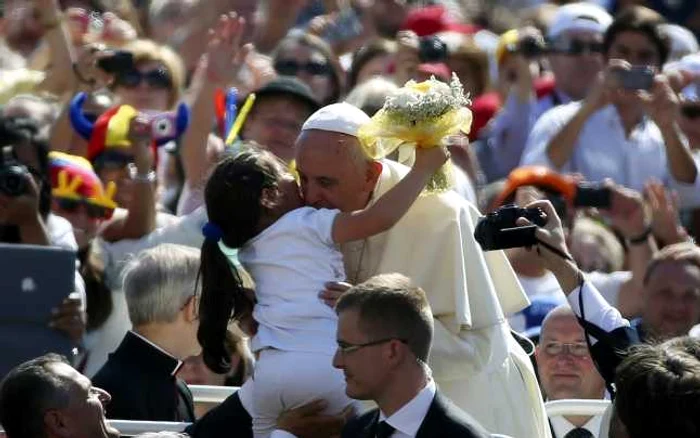 Papa Francisc denunţă actele discriminatorii asupra romilor