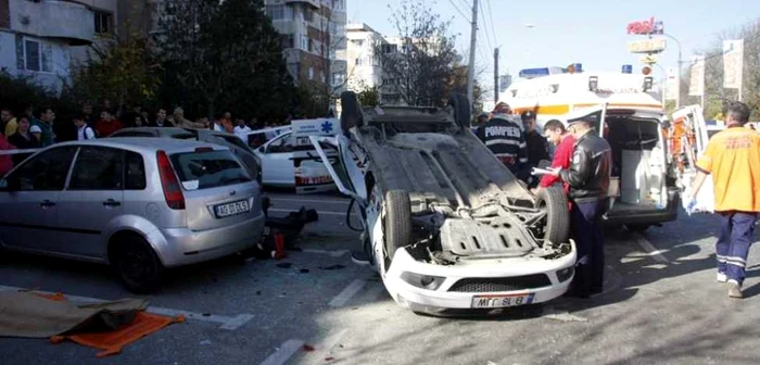 Ambulanţa a fost răsturnată în urma impactului   FOTO Laurenţiu Ionescu