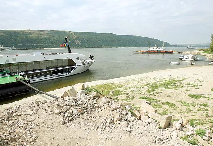 Barjele sunt blocate la mal