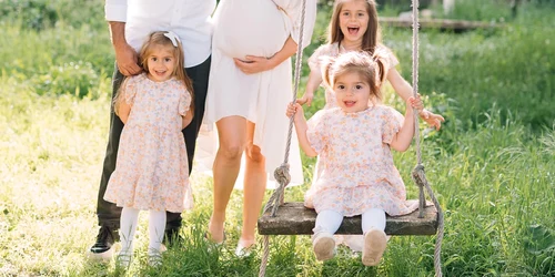 Laura Cosoi și familia sa jpg