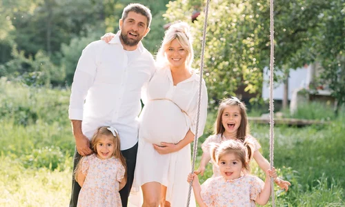 Laura Cosoi și familia sa jpg