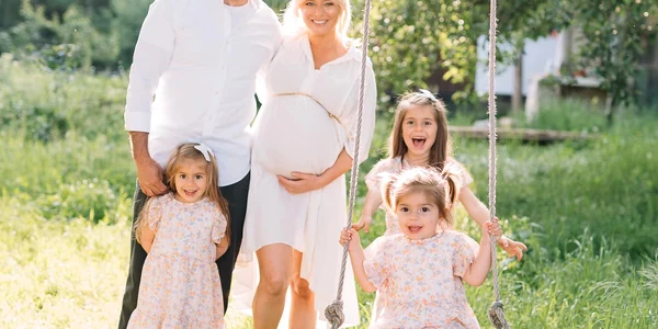 Laura Cosoi și familia sa jpg