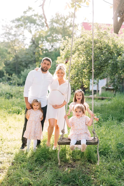 Laura Cosoi și familia sa jpg