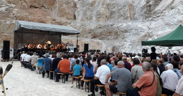 Concert simfonic într-o carieră de piatră