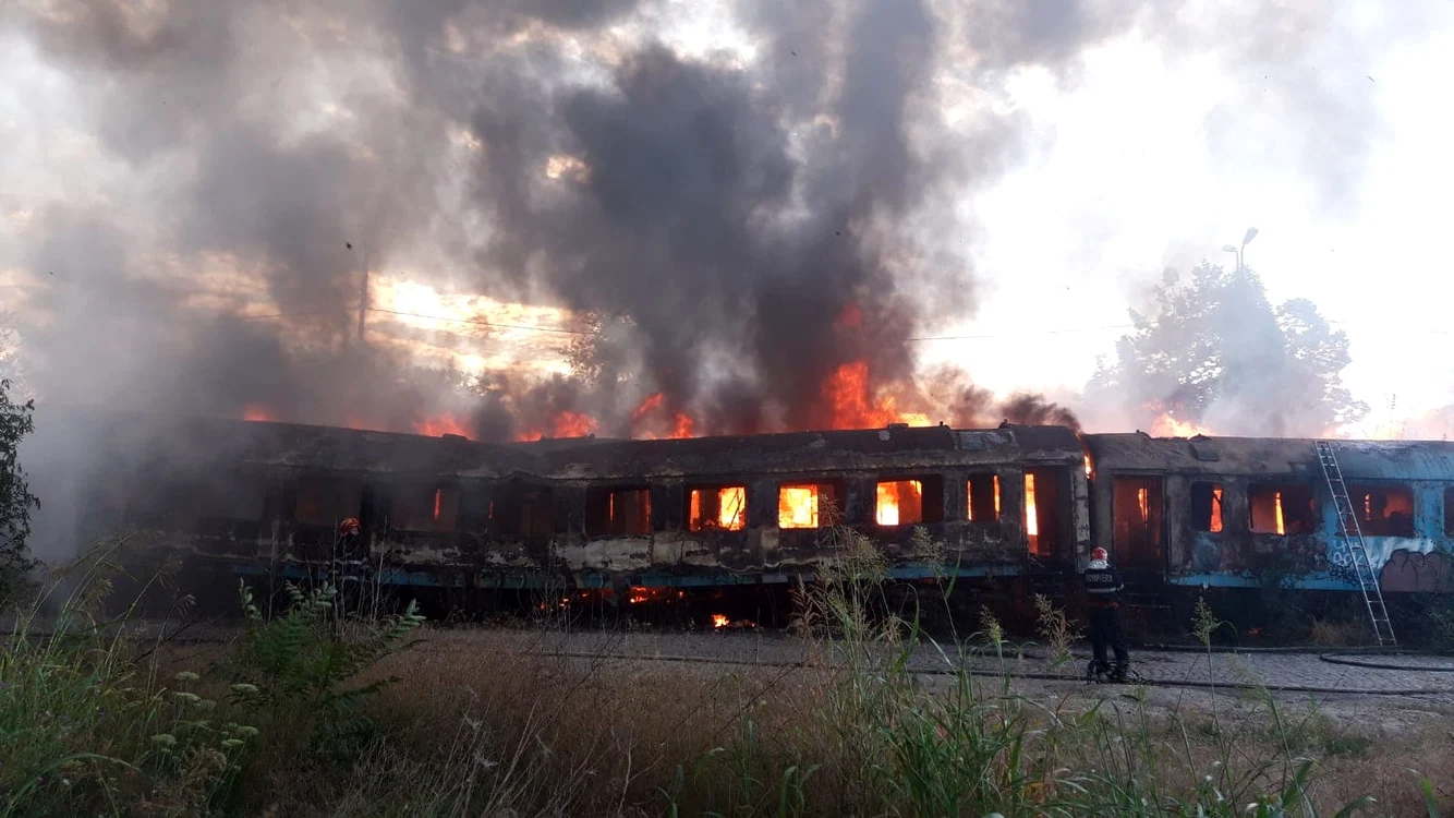 
    12 vagoane au fost afectate de incendiufoto: ISU București  
