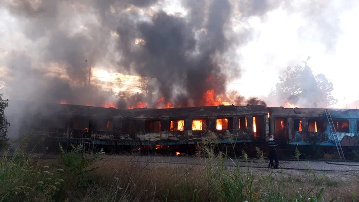 12 vagoane au fost afectate de incendiufoto: ISU București