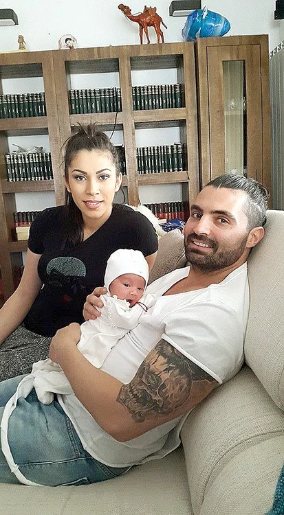 
    Pepe și soția lui, Raluca,  sunt în focul pregătirilor  pentru botezul Rosei, din august  