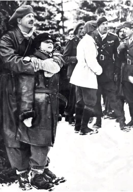 Carol al II-lea alături de fiul său,  Mihai,  la campionatele militare de ski organizate la Predeal (1932)