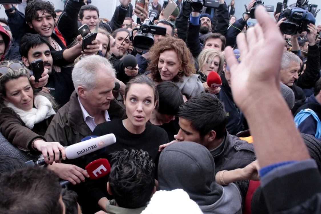 
    Actrița a stat de vorbă cu refugiații din portul PireuFoto: Getty  