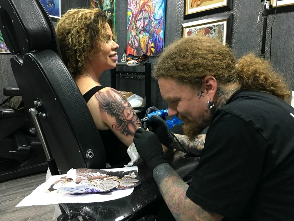 Luminiţa  Anghel și-a tatuat  copilașul  cu chip de   îngeraș pe braț