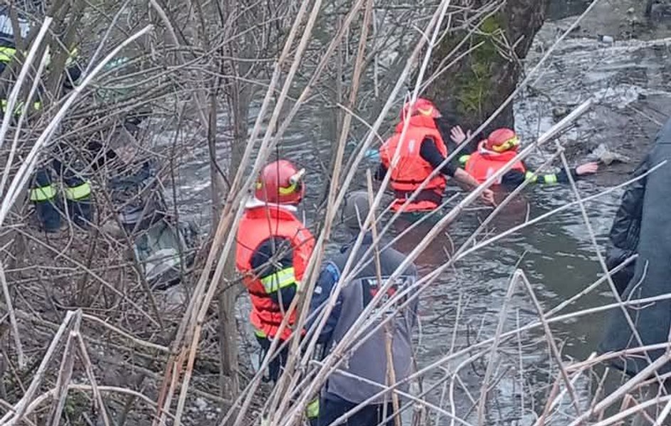 Tragedie în județul Sibiu. O fetiță de 6 ani și fratele ei de 9 ani au murit după ce au căzut într-un pârâu