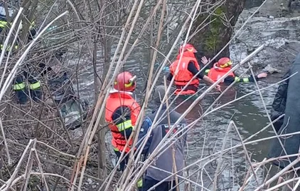 Pompierii au intrat în apă după fetiță FOTO: Facebook