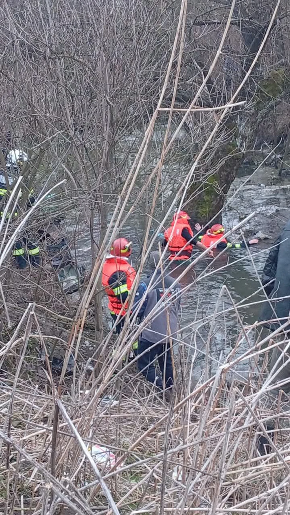 Tragedie în județul Sibiu. O fetiță de 6 ani a murit după ce a căzut într-un pârâu. Salvatorii îl caută în apă și pe fratele ei