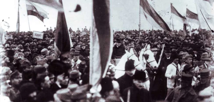 Foto Muzeul Naţional al Unirii/Una dintre fotografiile document cu participanţii la Marea Adunare Naţională