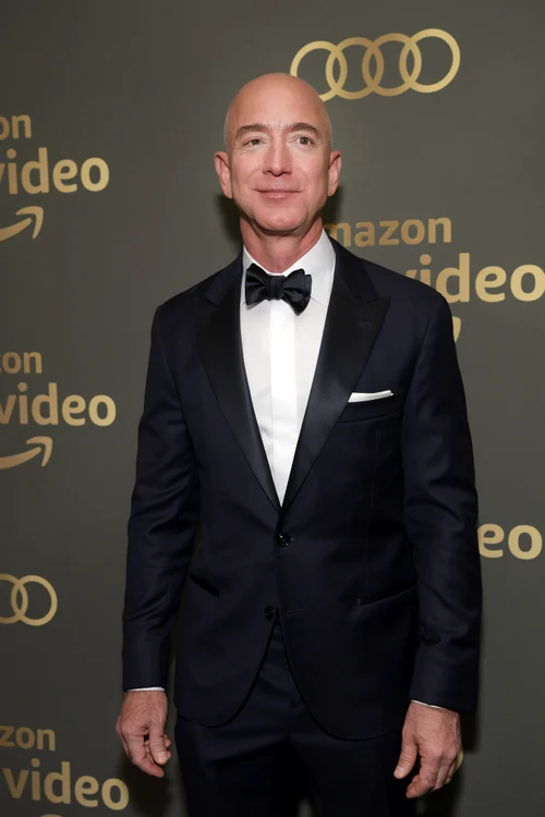 Jeff Bezos, îmbrăcat într-un costum negru cu cămașă albă