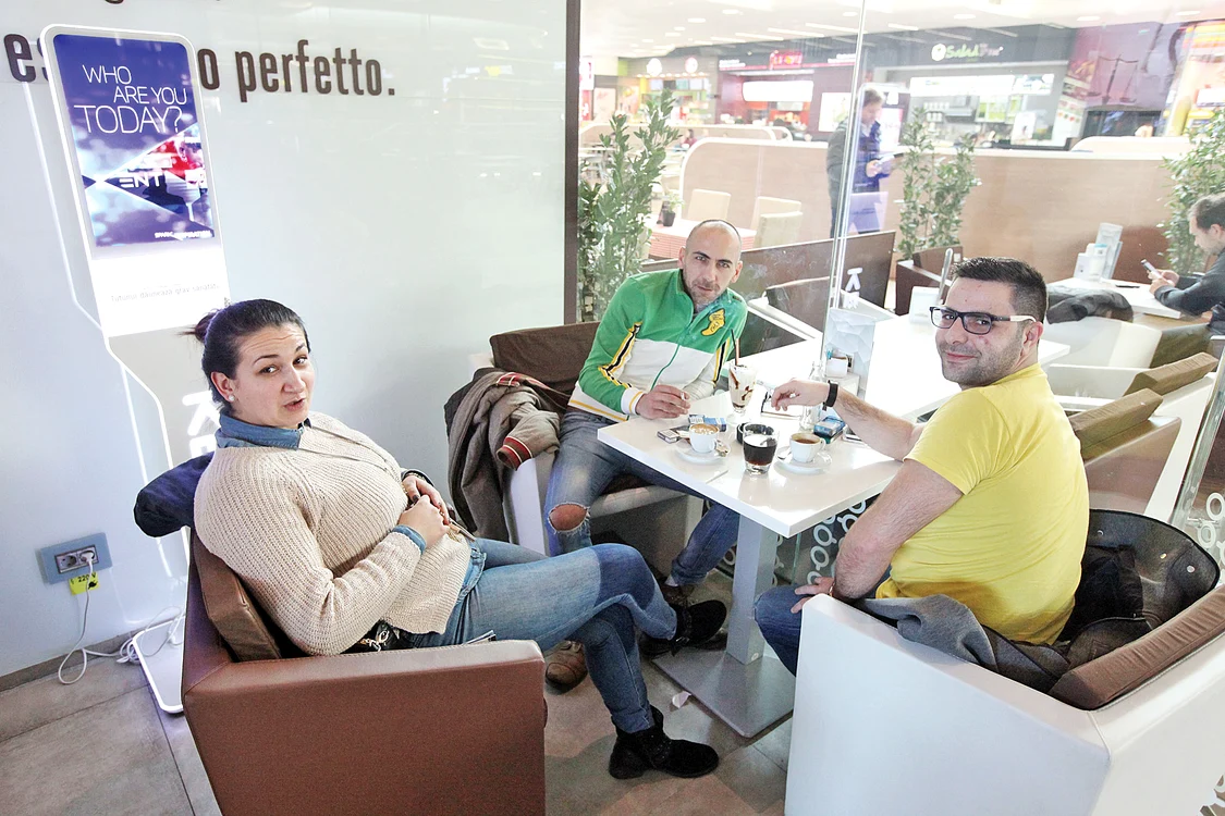 Liviu, Laura şi Răducu  sunt fumători înrăiţi, dar  spun că e civilizat să  nu pufăi în spaţii publice