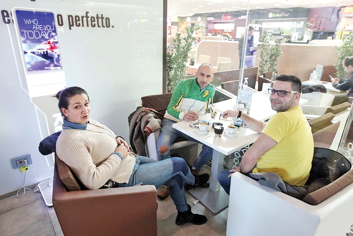 Liviu, Laura şi Răducu sunt fumători înrăiţi, dar spun că e civilizat să nu pufăi în spaţii publice