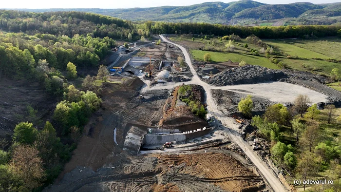 Lucrări la Tunelul Mare de pe A1. Foto: Daniel Guță. ADEVĂRUL