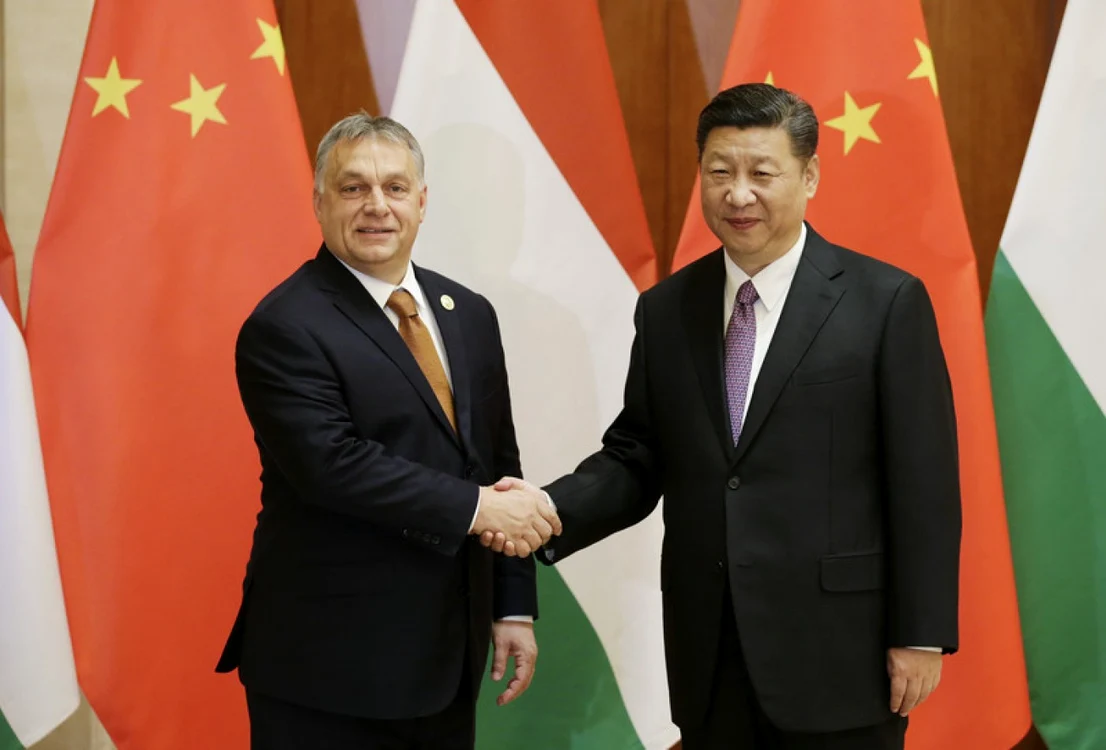 Premierul ungar Viktor Orban dând mâna cu preşedintele chinez Xi Jinping FOTO EPA-EFE