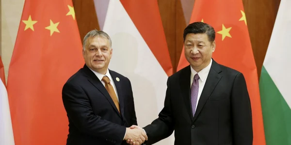 Viktor Orban dand mana cu Xi Jinping FOTO EPA-EFE
