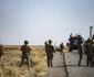  Soldații unui convoi militar rusesc și omologii lor americani s-au salutat în timp ce rutele lor de patrulare s-au intersectat pe un câmp petrolier din Siria FOTO AFP