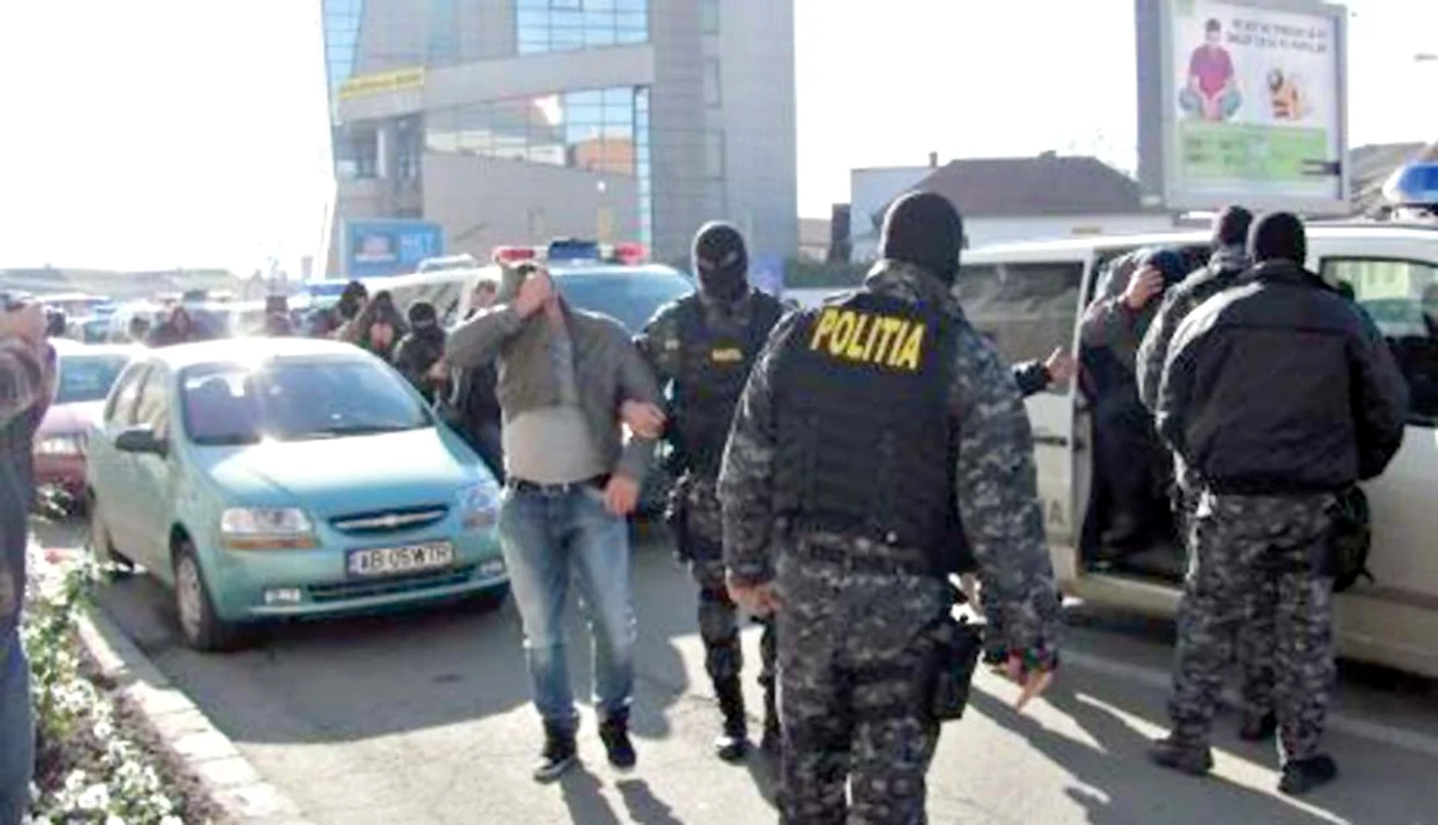 
    În total, 14 persoane au  fost reţinute  ieri în acest caz  