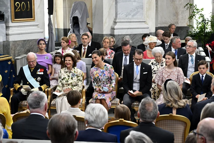 Prințul Carl Philip alături de fiica sa, Prințesa Ines, și Prințesa Sofia, în timpul botezului Prințesei Ines, la Capela Palatului Drottningholm din Stockholm, Suedia, pe 13 iunie 2025 Foto Profimedia (1) jpg