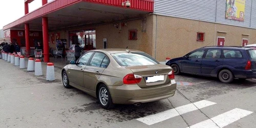 Parcare aiurea. FOTO