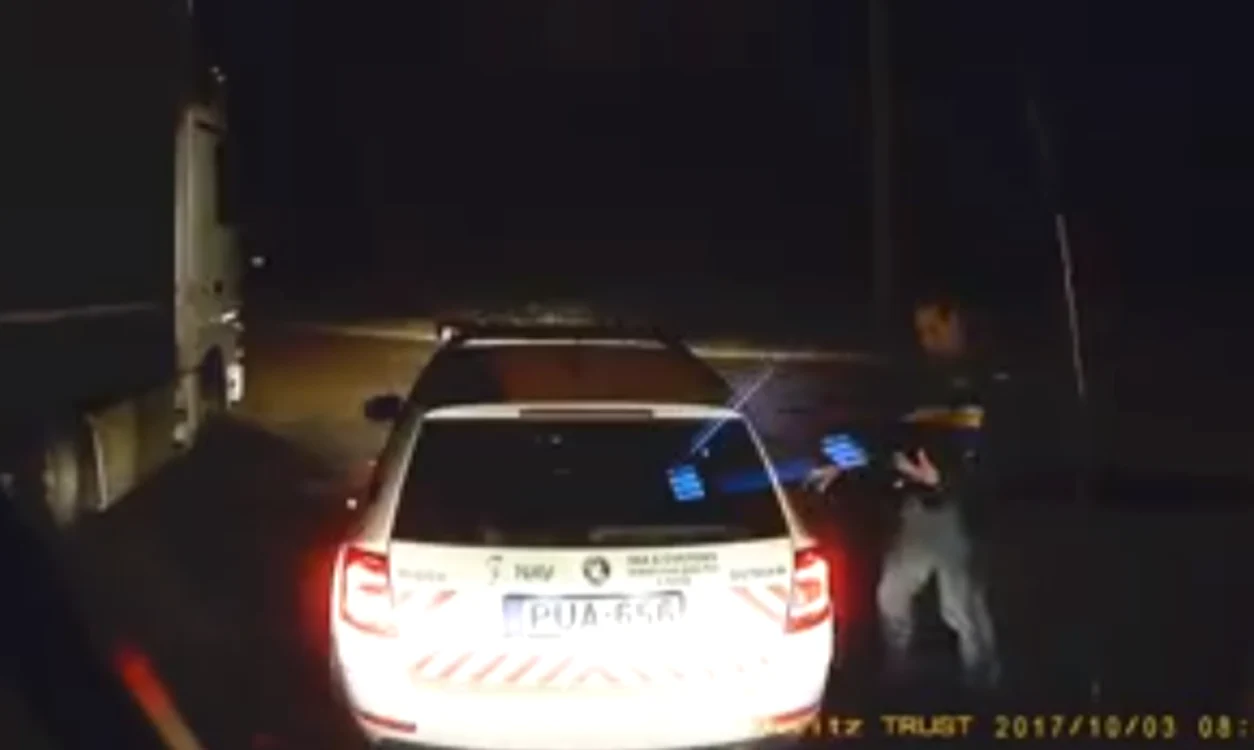 Poliţistul i-a dat rapid actele şi a plecat. FOTO: Captură video
