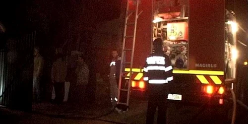 Pompierii au încercat să stingă incendiul timp mai bine de o oră