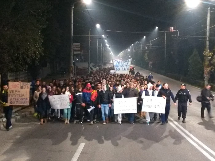 Protestarii au anunţat că vor fi solidari cu ceilalţi români din ţară şi că vor mărşălui şi în zilele următoare dacă va fi nevoie