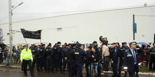 Protestatarii s-au îmbrâncit cu jandarmii FOTO