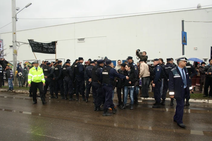 Protestatarii s-au îmbrâncit cu jandarmii FOTO:adevarul