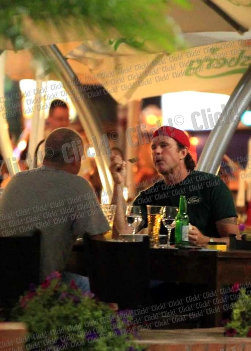 Chad Smith şi impresarul său, la plimbare în Centru Vechi din Bucureşti. (Foto: Bodgan Mitu)