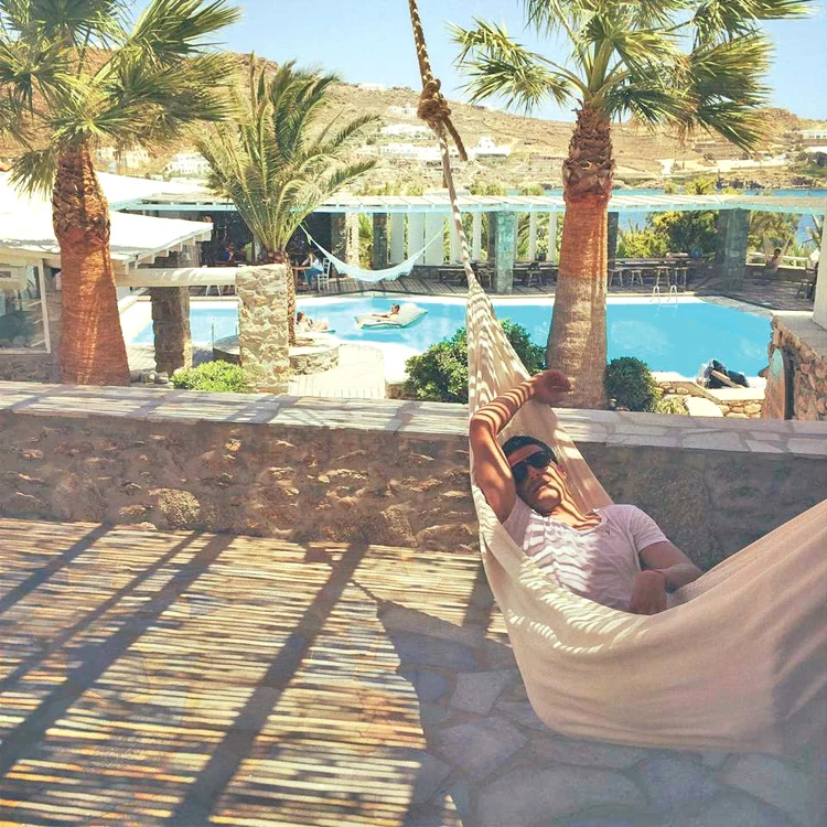 Daniel Niculae se relaxează într-un hamac, într-o staţiune din Marea Mediterană