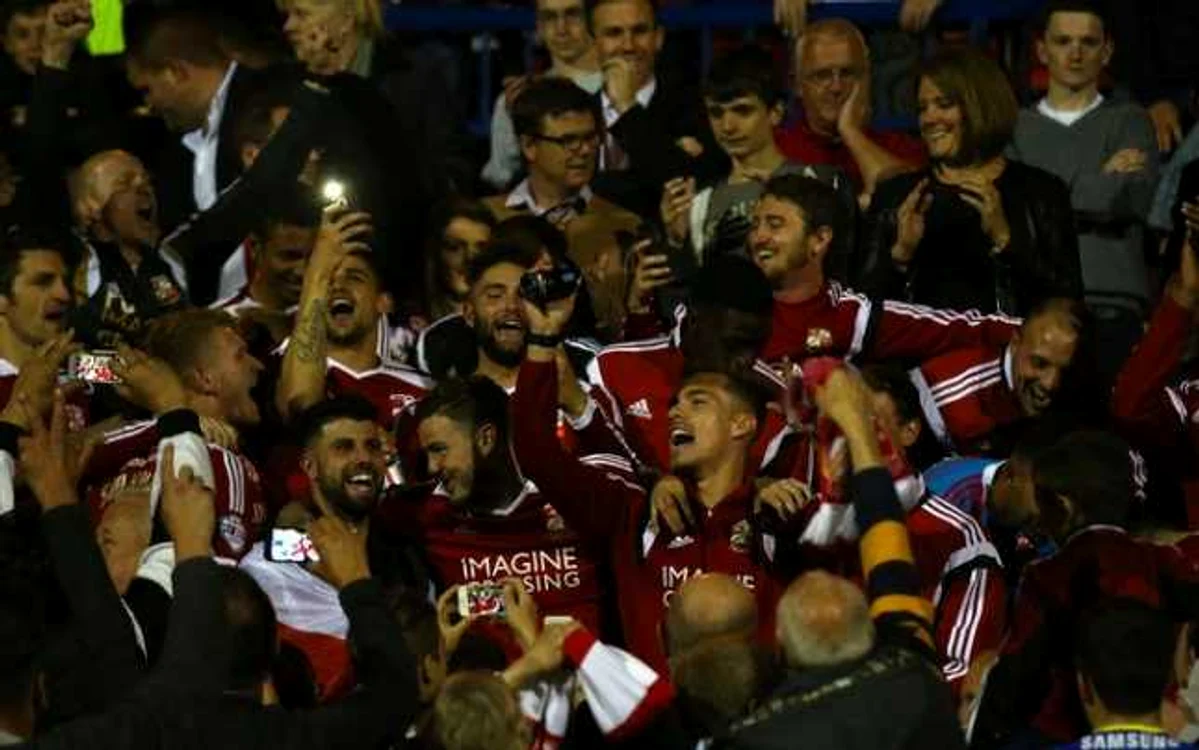 Jucătorii lui Swindon, celebrând victoria cu Swindon la general FOTO Sky Sports