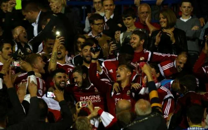 Jucătorii lui Swindon, celebrând victoria cu Swindon la general FOTO Sky Sports