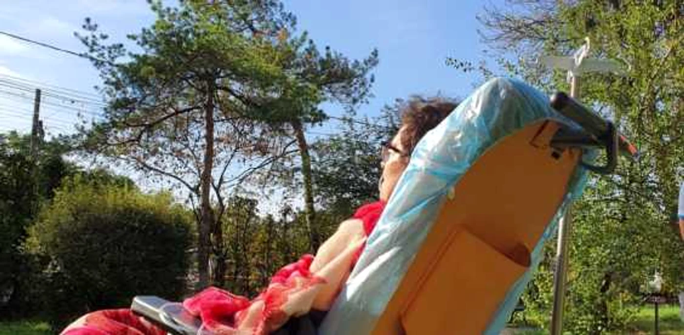 Femeia de 49 de ani, scoasă afara după 80 de zile petrecute pe patul de spital FOTO Facebook