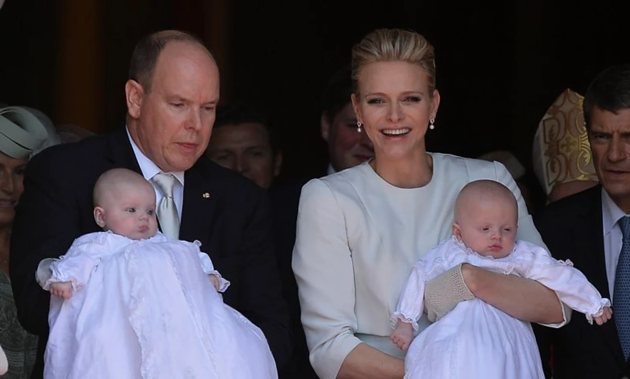 
    Gemenii lui Albert şi ai lui Charlene au fost botezaţi în Catedrala San Nicolas din MonacoFoto: Getty  
