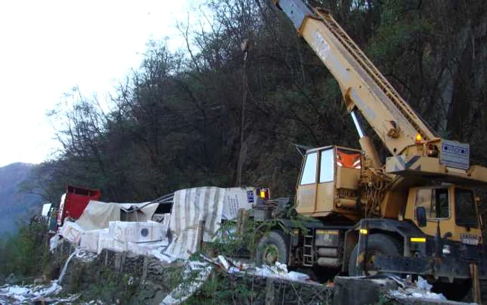 Valea Oltului blocata cu masini de spalat