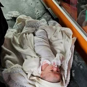 fetita de 25 de zile salvada in gaza jpg