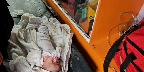 fetita de 25 de zile salvada in gaza jpg
