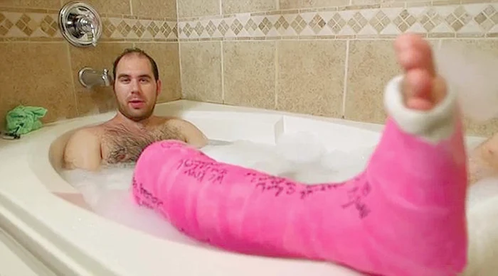 Face baie cu piciorul în ghips