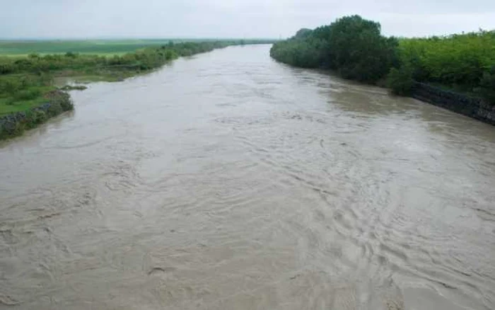 Chiar dacă a crescut cu trei metri, Buzăul nu a ieşit din matcă FOTO Florentin Coman