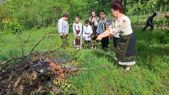 Focul morților, obicei din Săptămâna Mare FOTO: Ecaterina Hulea