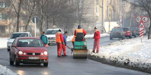 Majoritatea banilor încasaţi din taxe se va duce pe repararea străzilor