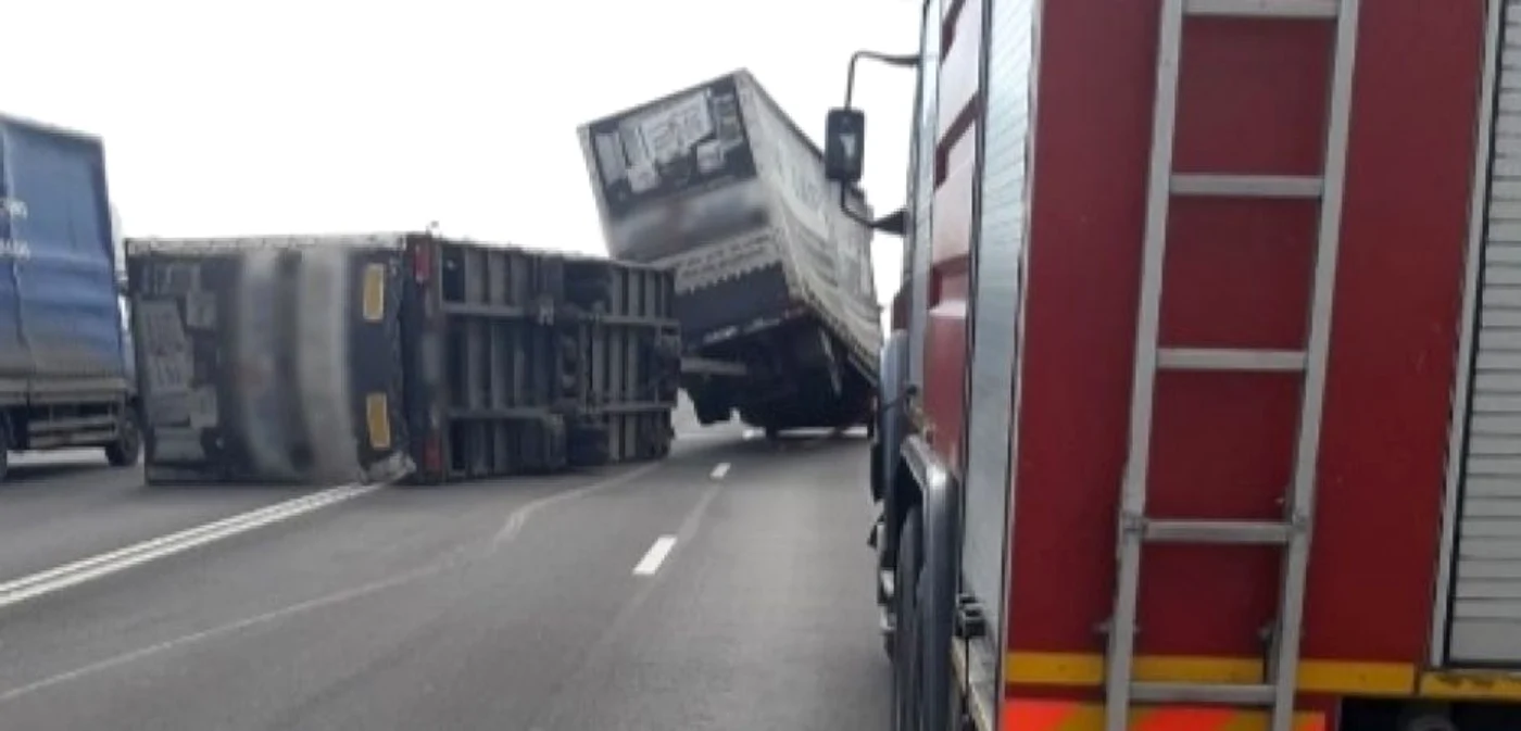 TIR-ul s-a răsturnat din cauza vântului                                     FOTO: ISU Giurgiu